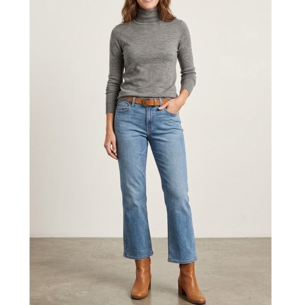 Levi's Signature Crop Bootcut Jeans Blue Denim Mid Rise Classic Minimalist Sz 4